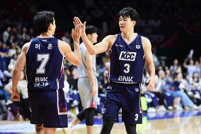 허웅-허훈 형제가 같이 코트를 누비고 있다. 사진 | KBL