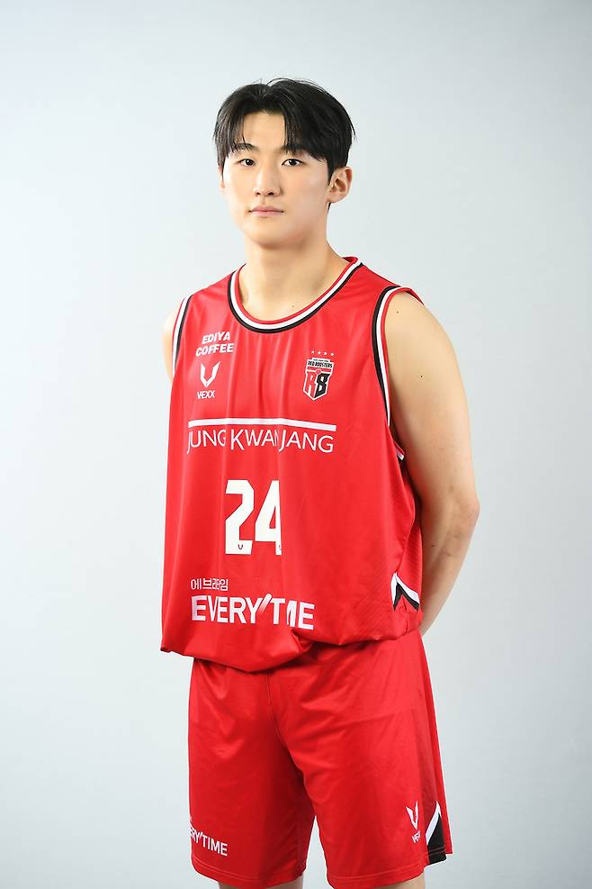 문유현이 포즈를 취하고 있다. 사진 | KBL