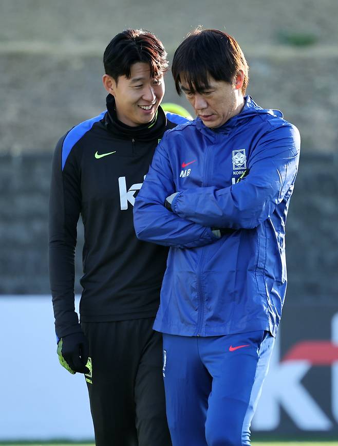 담소 나누는 홍명보와 손흥민
(천안=연합뉴스) 김준범 기자 = 10일 오후 충남 천안 대한민국축구종합센터에서 축구대표팀 홍명보 감독(오른쪽)과 손흥민이 대화하고 있다. 2025.11.10