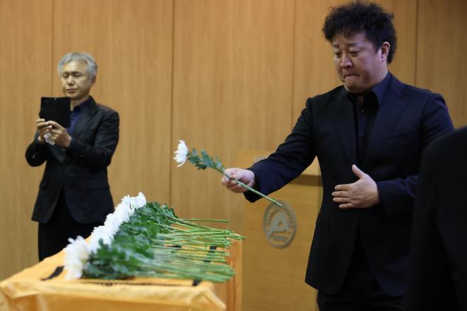 헌화하는 정준하

    (서울=연합뉴스) 류효림 기자 = 개그맨 정준하가 27일 서울 송파구 서울아산병원 장례식장에서 엄수된 배우 이순재 영결식에서 헌화하고 있다. 2025.11.27

    ryousanta@yna.co.kr

(끝)





<저작권자(c) 연합뉴스, 무단 전재-재배포, AI 학습 및 활용 금지>