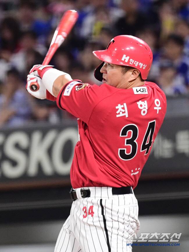 11일 광주 기아챔피언스필드에서 열린 KBO리그 KIA와 삼성의 경기. KIA 최형우가 7회 안타를 날리며 KBO리그 4,300루타를 달성했다. 힘차게 타격하는 최형우. 광주=송정헌 기자songs@sportschosun.com/2025.06.11/