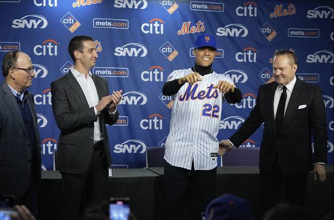 후안 소토와 에이전트 스캇 보라스가 지난해 12월 13일(한국시각) 뉴욕 메츠와 15년 7억6500만달러에 FA 계약에 합의한 뒤 입단식에서 환하게 웃고 있다. AP연합뉴스