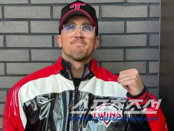 호주 투수 라크란 웰스가 LG 트윈스와 계약한 뒤 유광점퍼를 입었다. 사진제공=LG 트윈스