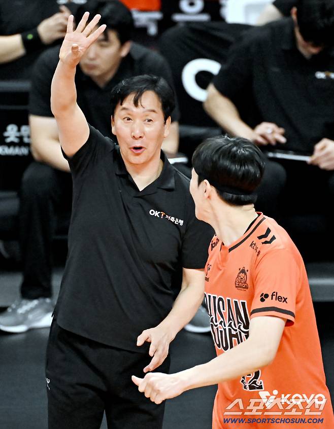 OK저축은행 신영철 감독이 작전지시를 하고 있다.  사진제공=KOVO