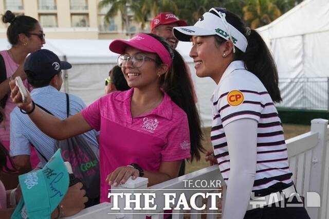 티띠꾼(오른쪽)이 우승 직후 어린이 팬의 셀카 요청에 응하며 밝게 웃고 있는 모습./AP.뉴시스