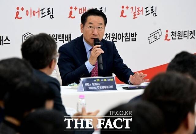 유정복 인천시장이 27일 중구 상상플랫폼에서 열린 '시민과 함께하는 2026년 주요업무보고회(균형발전)'에서 시민들의 질문에 답하고 있다./인천시