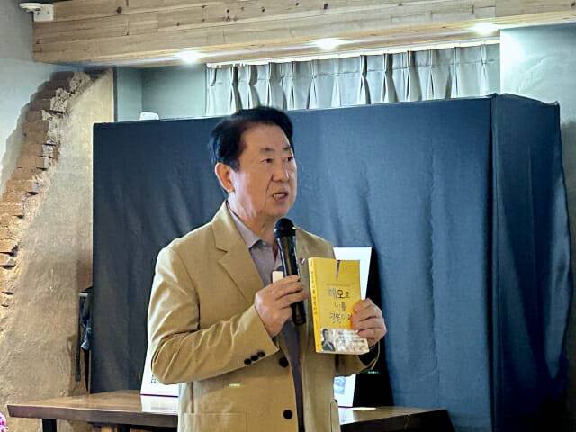 오경수 작가가 26일 사진전을 연 배경을 설명하고 있다.