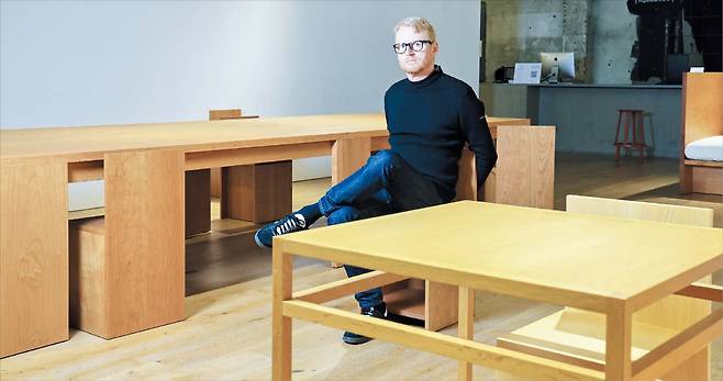 도널드 저드가 디자인한 의자에 앉은 아들 플래빈 저드./박성원 기자