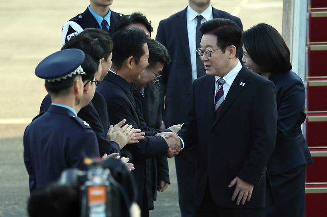 아프리카·중동 4개국 순방 일정을 마무리한 이재명 대통령이 26일 오전 경기도 성남시 서울공항을 통해 귀국, 정청래 더불어 민주당 대표와 악수를 하고 있다./뉴스1