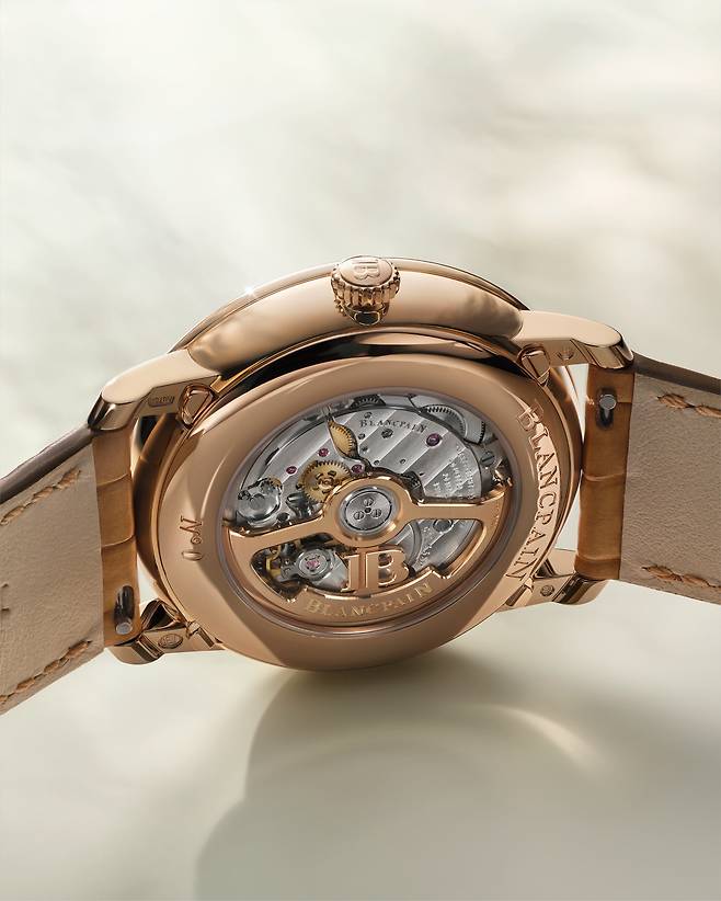 시계 내부의 칼리버 1151 오토매틱 무브먼트가 케이스백을 통해 드러난다.