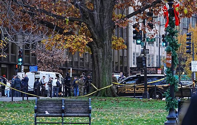 웨스트버지니아 주 방위군 2명이 사망한 범죄 현장에서 경찰이 수사를 하고 있다. /연합뉴스