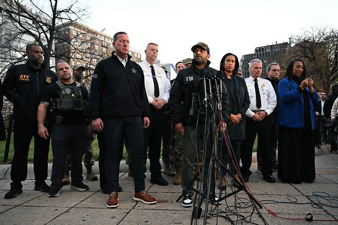 FBI 국장 캐시 파텔(가운데)이 2025년 11월 26일 워싱턴 시내에서 총격 사건이 발생한 후 기자 회견에서 연설하고 있다. /연합뉴스