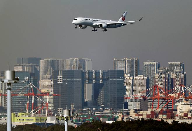 일본항공(JAL) 비행기가 일본 도쿄 하네다 국제공항에 착륙하고 있다. /연합뉴스