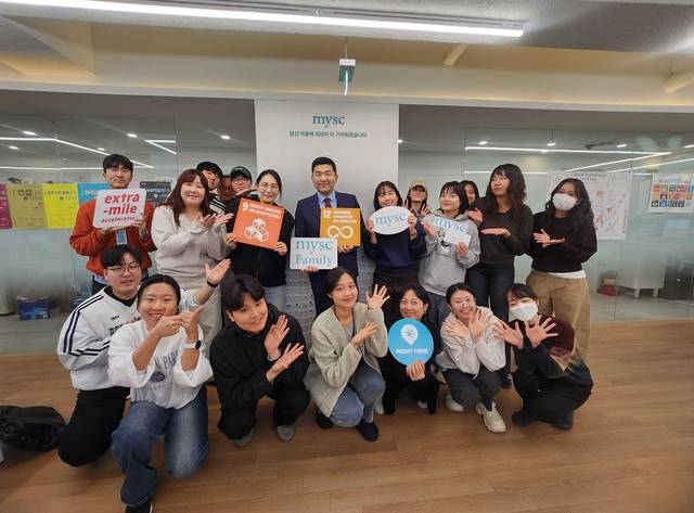 MYSC 성수동 사옥에서 투자 세레머니 기념사진. (슬로크 제공)