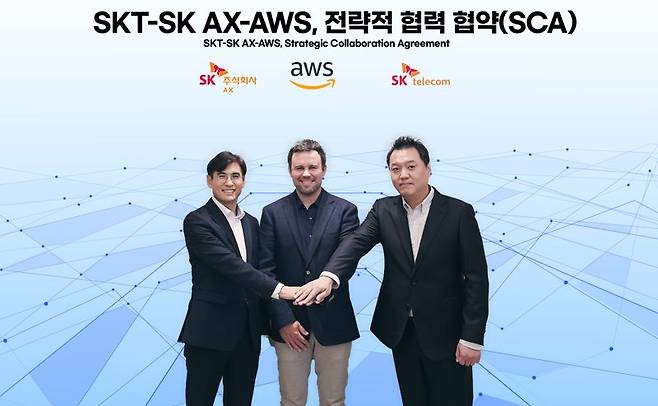 신장수 SK AX 클라우드 부문장(왼쪽부터), 크리스 케이시 AWS 아시아태평양 및 일본(APJ) 파트너쉽 총괄, 허민회 SK텔레콤 AI 클라우드 담당이 전략적 협력 협약(SCA) 체결 후 기념촬영을 하고 있다. SK텔레콤 제공