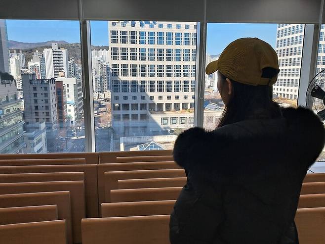 지난 2월 부산의 한 사무실에서 한겨레와 만났을 때의 김지나(가명)씨. 고경태 기자