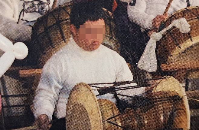 반구대병원 입원사망 피해자인 지적장애인 김도진(가명)씨가 특수학교에 다닐 때 장구를 치는 모습. 유족 제공