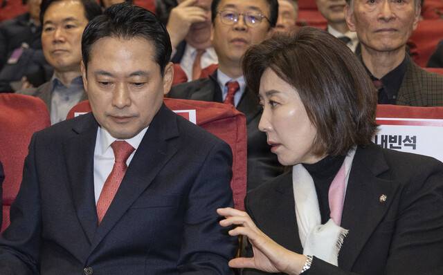 국민의힘 장동혁 대표(왼쪽)와 나경원 의원이 26일 국회 의원회관에서 열린 ‘독립외교 40년: 이승만의 외로운 투쟁’ 시사회에서 만나 대화하고 있다. 연합뉴스