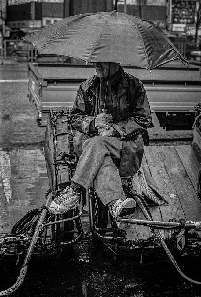 겨울비 속에 일을 기다리는 리어카꾼. 청계5가, 1994.