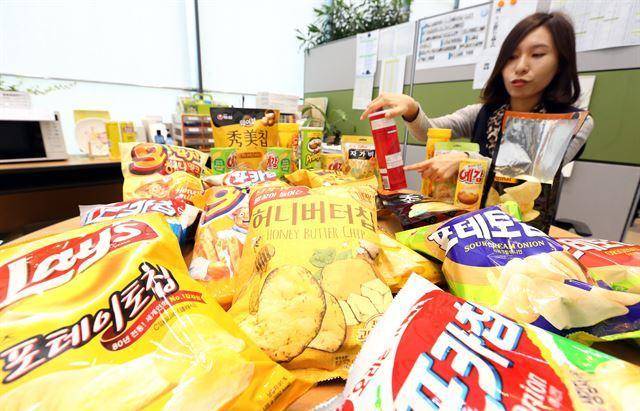 과도한 질소포장 논란이 있었던 감자스낵 제품들. 연합뉴스