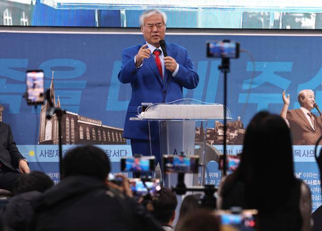 24일 서울 성북구 사랑제일교회에서 전광훈 목사가 국민저항권 관련 기자회견을 하고 있다. 뉴스1