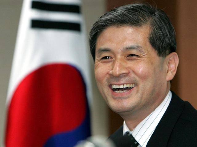 두번째 사이언스 논문 발표 직후인 2005년 5월 25일 황우석 교수가 서울 순화동 과학기술자문회의 회의실에서 '황 교수 연구 지원 종합 대책회의' 후 기자회견에 참석해 밝게 웃고 있다. 정부는 이날 그의 연구를 전폭 지원하는 방안을 마련키로 했다. 연합뉴스