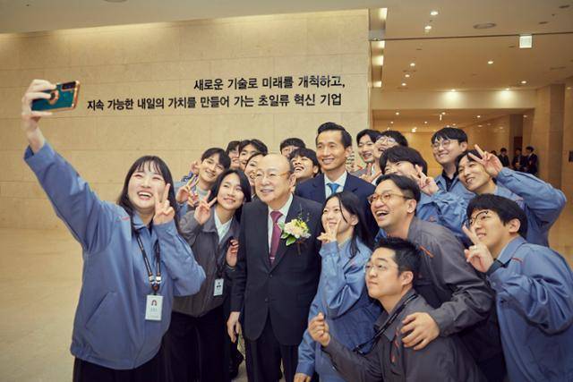 김승연(앞줄 가운데) 한화그룹 회장과 김동관(두 번째 줄 가운데) 부회장이 2024년 3월 29일 한화에어로스페이스 대전 연구개발(R&D) 캠퍼스 직원들과 기념사진을 찍고 있다. 한화그룹 제공