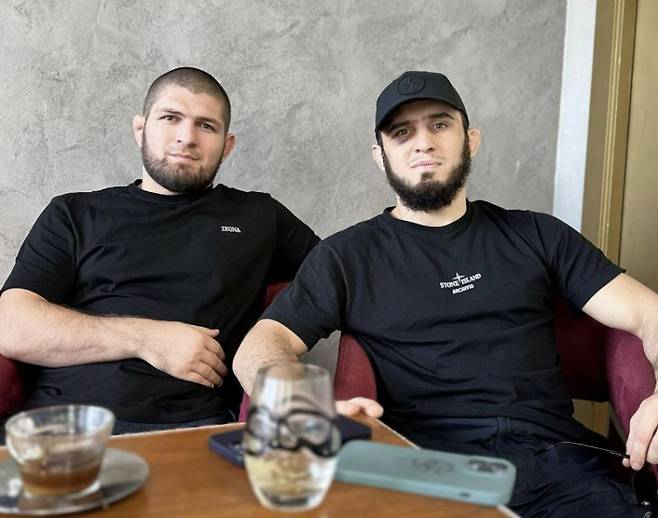 이슬람 마카체프(오른쪽)와 하빕 누르마고메도프. 사진=마카체프 SNS