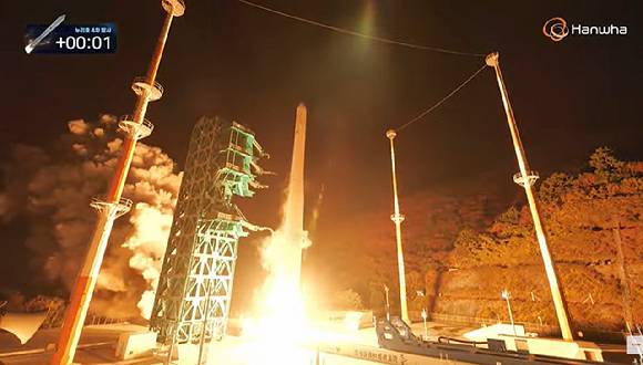 누리호가 27일 01시 13분 나로우주센터에서 발사되고 있다. [사진=우주청]