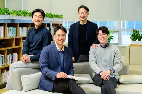 논문에 참여한 삼성전자 SAIT 연구진 (좌측부터) 최덕현 연구원, 허진성 Master, 김상욱 Research Master, 유시정 연구원. [사진=삼성전자]