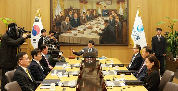 이창용 한국은행 총재가 27일 오전 서울 중구 한국은행 본관에서 열린 금융통화위원회 본회의에서 의사봉을 두드리고 있다. [사진=한국은행]