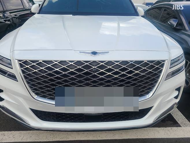 제주공항 관제탑 공사 자재가 덮쳐 파손된 차량 (사진, 시청자)