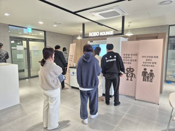 지난 25일 부산 강서구 에코델타시티 수자인 아파트 커뮤니니 센터에 바리스타 로봇 서비스를 이용하려는 입주민이 줄을 서있다. 김민주 기자