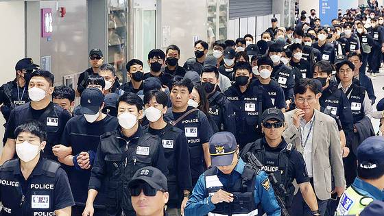 캄보디아 당국의 범죄단지 단속으로 적발돼 구금됐던 한국인들이 지난달 18일 오전 인천국제공항 2터미널을 통해 송환되는 모습. 공동취재단. 뉴스1.
