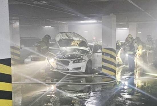 Firefighters extinguish a vehicle on fire in the underground parking lot of an apartment complex in Suwon, Gyeonggi, on Nov. 27. [GYEONGGI FIRE AND DISASTER HEADQUARTERS]