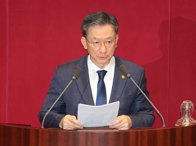 Justice Minister Jung Sung-ho explains the arrest motion for People Power Party Rep. Choo Kyung-ho ahead of a vote during a plenary session at the National Assembly building in western Seoul on Nov. 27. [YONHAP]