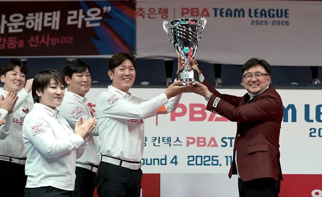 장상진 PBA 부총재(오른쪽)가 크라운해태에 우승 트로피를 시상했다. PBA 제공