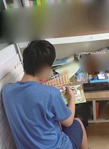 산타를 기다리는 현우(가명). 초록우산 경기지역본부 제공