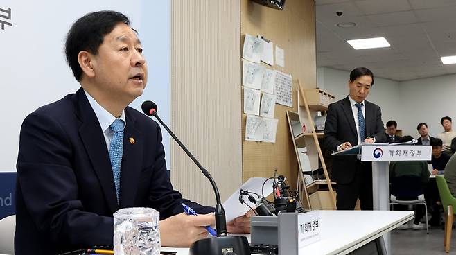 Deputy Prime Minister and Finance Minister Koo Yun-cheol briefs reporters on the economy at the Government Complex Sejong on November 26. (News1)