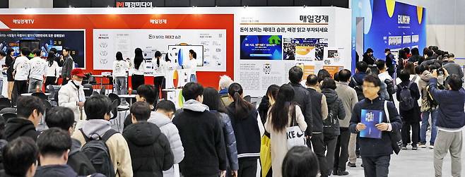 27일 서울 강서구 코엑스마곡에서 열린 대한민국 최고 재테크 박람회 '2025 서울머니쇼 플러스(+)'에 입장하려는 참관객들이 길게 줄을 서 있다.  김호영 기자