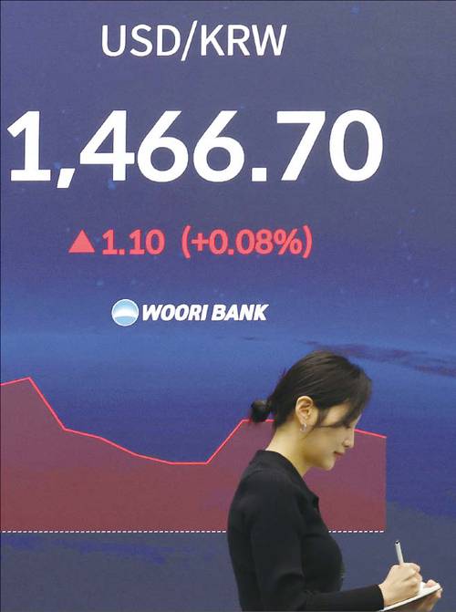 지난 11월 20일 서울 중구 우리은행 본점 딜링룸 현황판에 환율이 표시돼 있다.  이날 원·달러 환율은 전날 종가보다 1.8원 오른 1476.4원에 거래를 시작했다. (연합뉴스)
