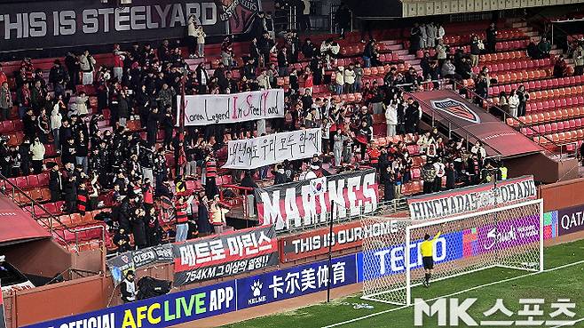 포항 스틸러스 팬들이 11월 27일 BG 빠툼 유나이티드와의 맞대결을 앞두고 내건 걸개. 사진=이근승 기자