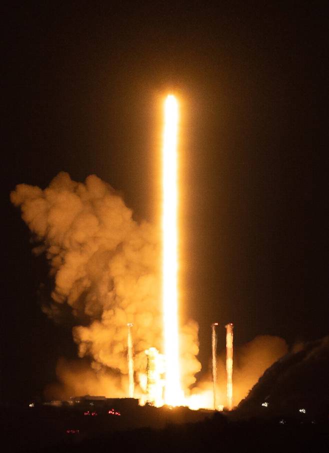 [여수=뉴시스] 황준선 기자 = 한국형 발사체 누리호가 27일 새벽 전남 고흥군 나로우주센터에서 발사되고 있다.   민간 기업인 한화에어로스페이스가 기술 이전을 통해 발사체 제작 전 과정을 주관한 누리호 4호기는 오로라·대기광 관측과 우주 자기장·플라스마 측정 등을 위한 위성 13기가 탑재됐다. (레이어 합성) 2025.11.27. hwang@newsis.com /사진=