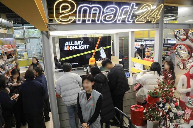 11월 27일(목) 오후, 프리오픈부터 고객으로 북적이는 이마트24의 플래그십스토어 '트렌드랩 성수점'의 모습. 이마트24는 서울에서 가장 '힙'한 지역으로 꼽히는 성수동에 브랜드의 미래 방향성을 집약한 플래그십스토어 '트렌드랩 성수점'을 오는 28일(금) 공개한다. 이번 플래그십스토어는 10~20대 젠지 세대와 트렌드에 민감한 30대 고객들을 핵심타깃으로, 이마트24가 지향하는 새로운 브랜드 정체성과 미래 비전을 효과적으로 보여줄 목적으로 만든 공간이다. /사진제공=이마트24