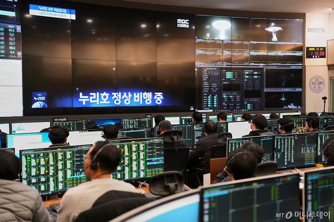 27일 대전 한국항공우주연구원 위성종합관제실에서 연구진들이 누리호 주 탑재 위성인 차세대중형위성 3호 위성 관제 작업을 수행하고 있다. /사진=뉴스1(한국항공우주연구원 제공)