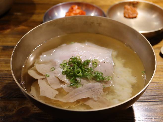 옥동식에서는 식사 메뉴로 돼지곰탕 한가지만 판매한다. /사진=다이어리알