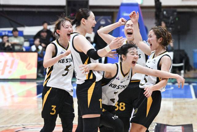 환호하는 KB스타즈 선수단./WKBL