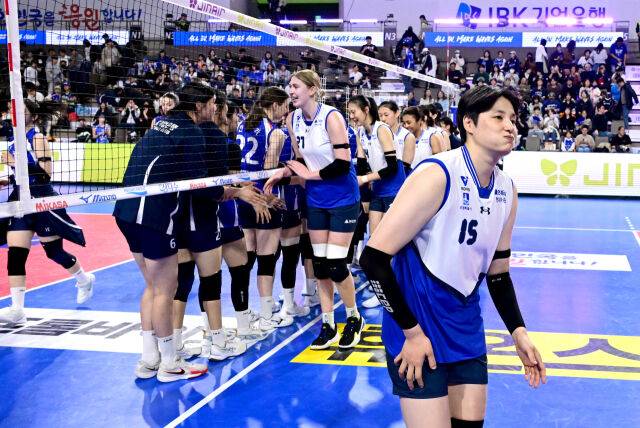 친정팀 IBK기업은행 상대로 승리한 현대건설 김희진이 복잡한 표정을 짓고 있다 / 한국배구연맹(KOVO)