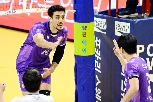 우리카드 아라우조가 득점을 올린 뒤 한태준 세터와 기뻐하고 있다. / 한국배구연맹(KOVO)