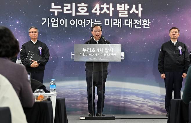 윤영빈 우주항공청장이 27일 전라남도 고흥 나로우주센터에서 누리호 4차 발사 결과 브리핑을 하고 있다. [한국항공우주연구원 제공]